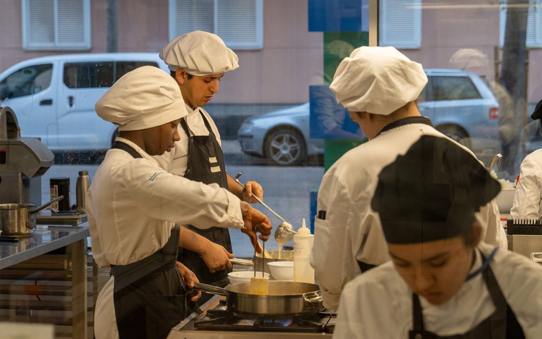 Esment Escola Professional promociona 17 nuevos aprendices acreditados en Formación Dual de Cocina